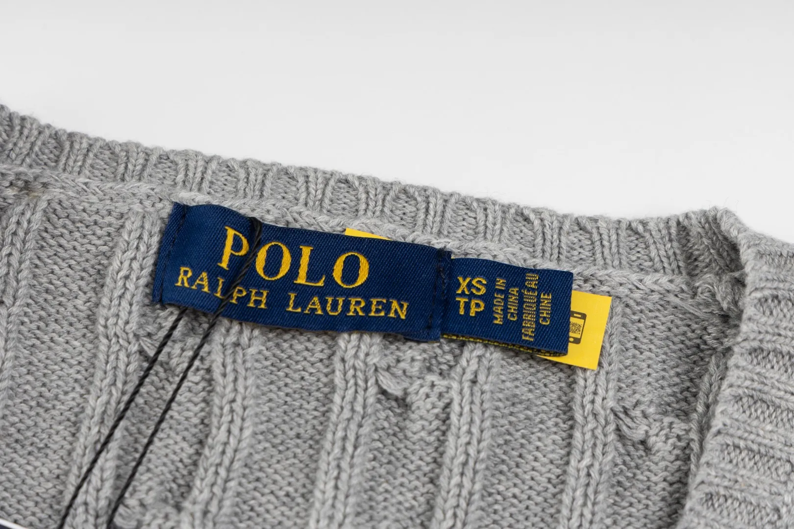P210 #R90 RALPH LAUREN Thirteen colors of Ralph Lauren classic small label embroidery V-neck pullover cable cardigan sweater women's top, high-density LOGO embroidery on the chest, original customization of tag accessories. Made of pure cotton yarn, pure cotton is skin-friendly and comfortable, small label war horse embroidered twist button V-neck sweater🐎High quality, follow the blogger to learn how to wear it! Let’s buy a Ralph Lauren cable sweater. It’s a super hard-to-find series after it became popular. It’s hard to find one on the official website. It’s simple and practical to wear, with a lazy and loose feel. The thickened fabric has more texture, feels soft and delicate, and has a loose fit. Whether worn alone or layered, you can wear different styles of fashion with just one piece!   Size： Sleeve length: 60/61/62/63